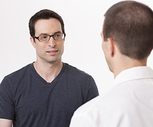 Hombre que habla con un proveedor de atención médica.